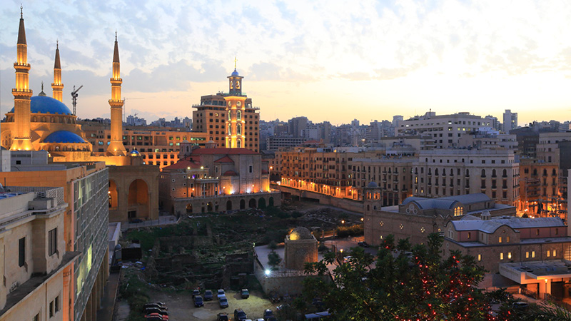 Utsikt över Beirut med moskéen Mohammad Al-Amin och katedralen Saint George i centrum, i Libanon.